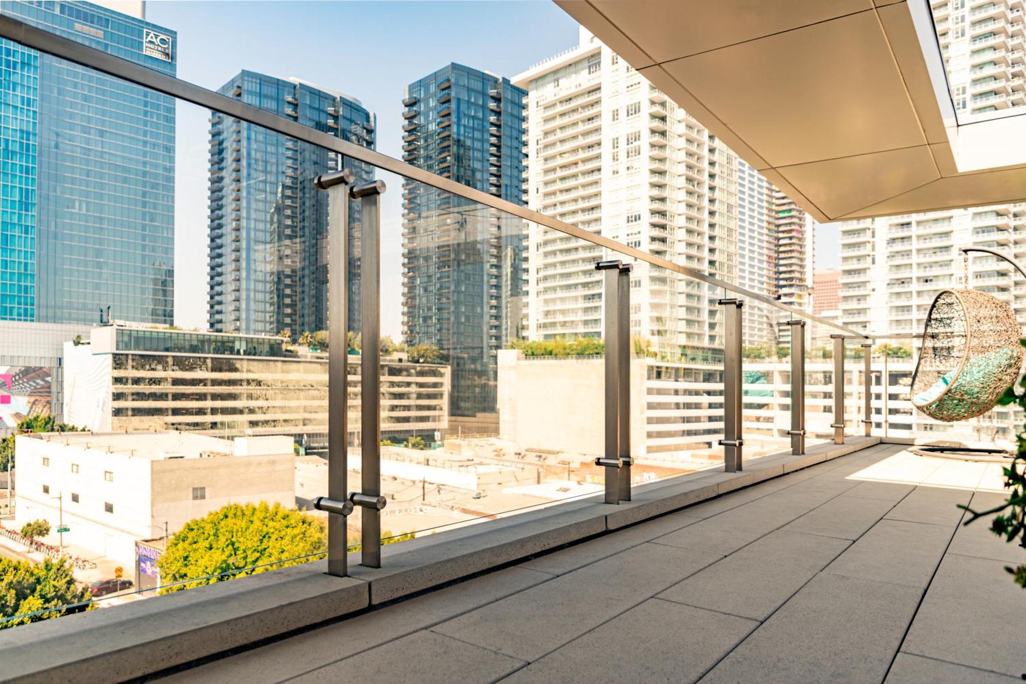 Bright Lights Central Downtown Los Angeles Exterior photo